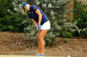 woman golfer putting